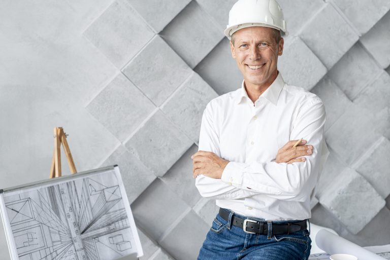 smiley-architekt-pozuje-przy-biurem